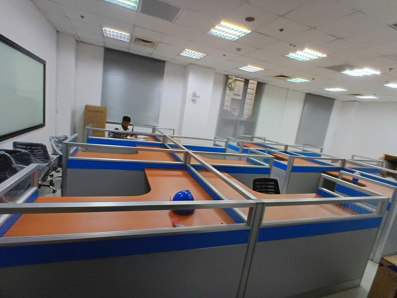 Bàn làm việc có vách ngăn