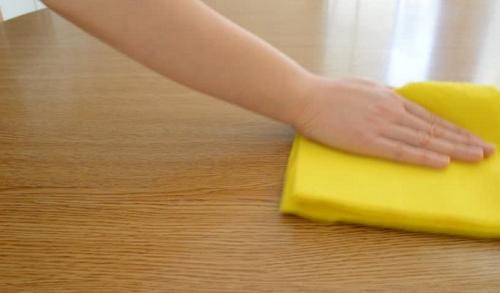 Hướng dẫn cách vệ sinh, bảo dưỡng bàn họp sau khi sử dụng