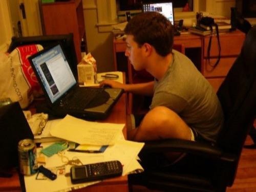 Choáng váng trước bàn làm việc của những thiên tài thế giới