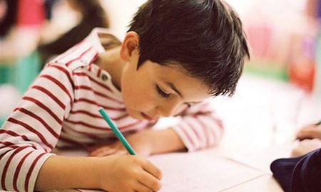 Những tác hại của việc ngồi học sai tư thế đối với trẻ nhỏ