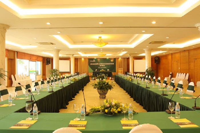 trang trí bàn họp hội nghị