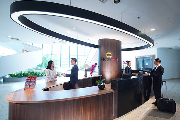 Bàn làm việc của nhân viên thường xuyên tiếp xúc với khách hàng