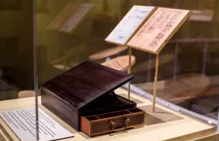 bàn làm việc tổng thống mỹ