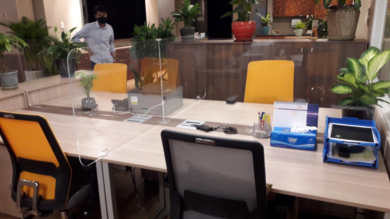 vách ngăn bàn làm việc