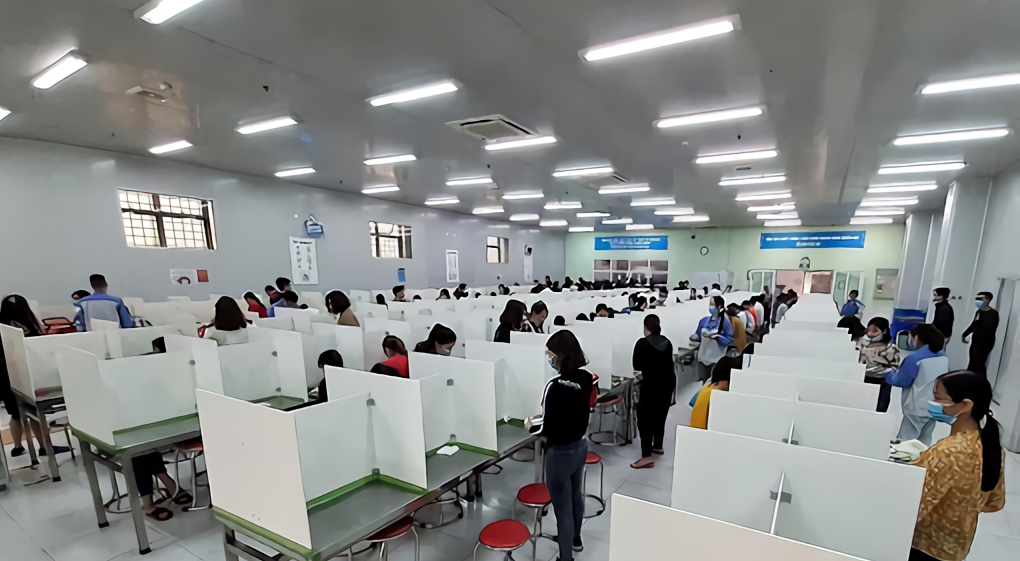 vách ngăn bàn ăn khu công nghiệp