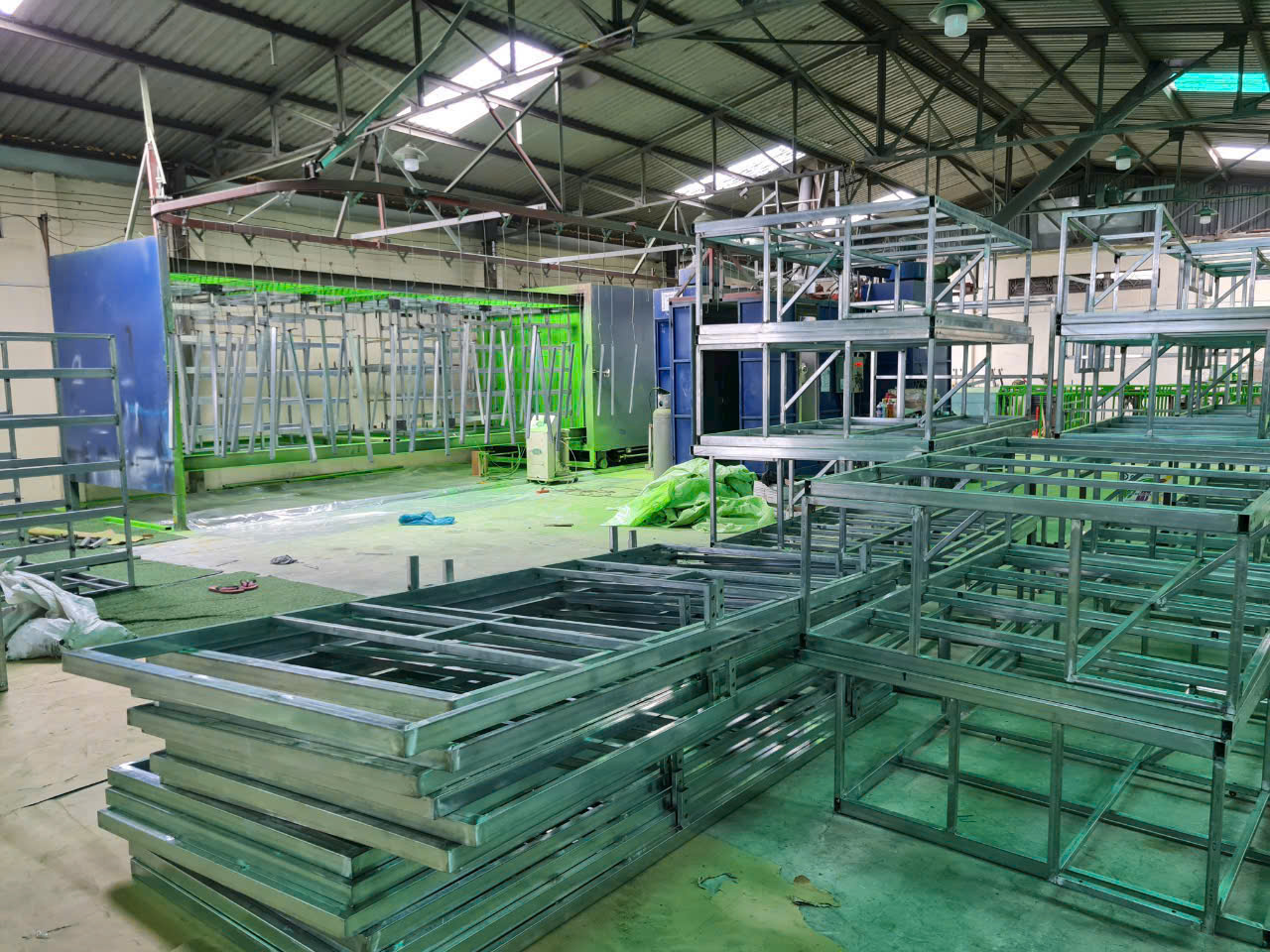 Sản xuất bàn làm việc chân sắt