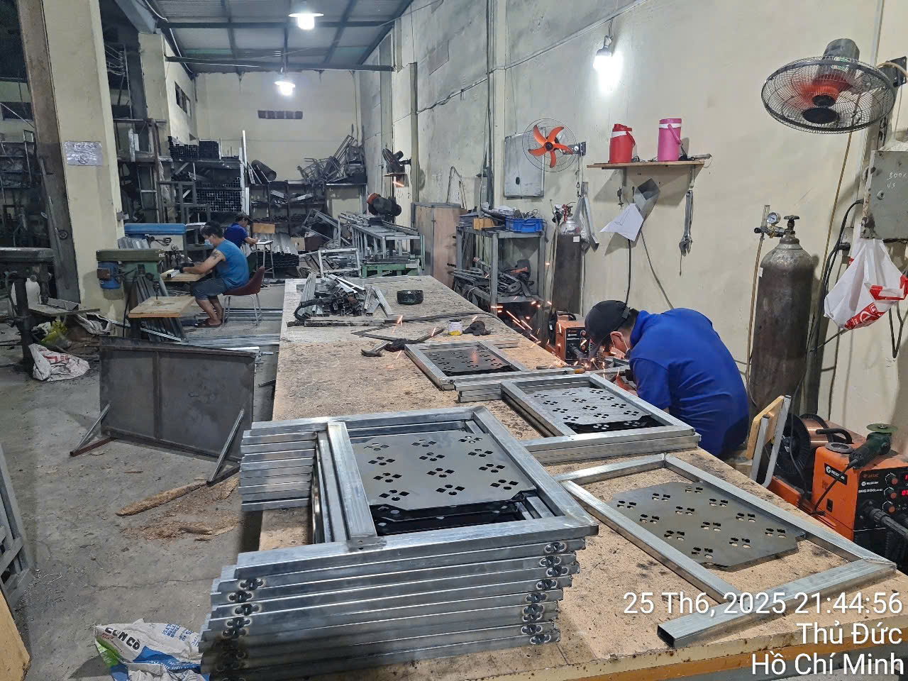 Xưởng sản xuất bàn chân sắt