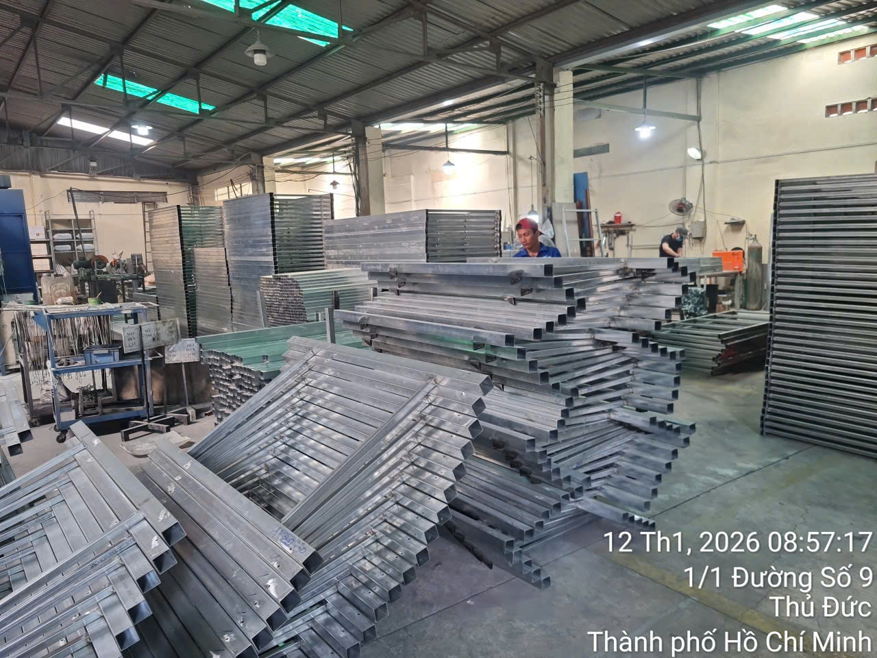 Xưởng sản xuất bàn làm việc chân sắt