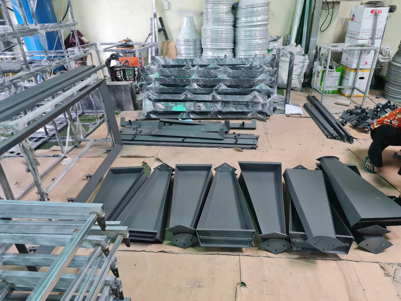 xưởng sản xuất bàn làm việc chân sắt