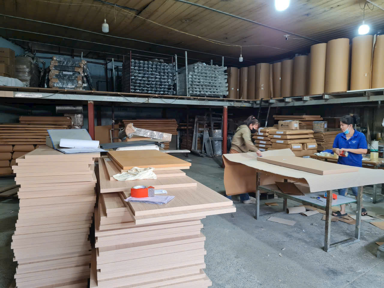 Xưởng sản xuất bàn văn phòng