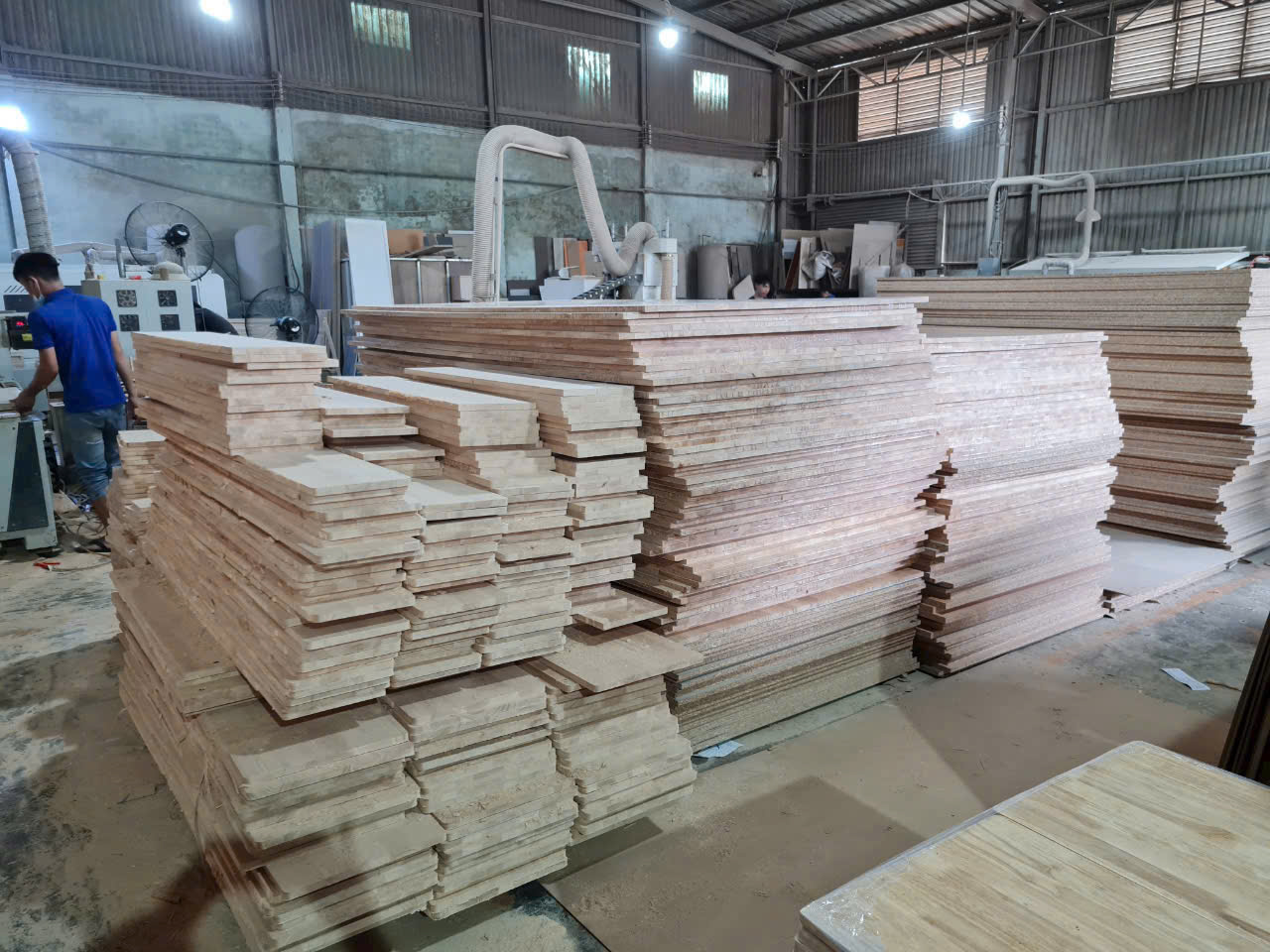 Xưởng sản xuất bàn văn phòng